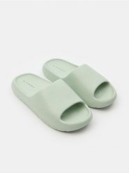 Klapki - zielony. Zielone klapki damskie Sinsay, bez wzorów, bez obcasa, bez zapięcia. Za 29.99 zł.