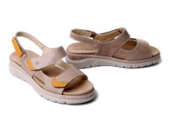 Suave 710134-08 Beżowy, sandały damskie. Brązowe sandały damskie Suave, bez wzorów, ze skóry, bez obcasa, na koturnie, bez zapięcia. Za 334.90 zł.