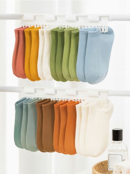 Wieszak łazienkowy na skarpetki - biały. Białe skarpetki damskie Sinsay, bez wzorów. Za 12.99 zł.