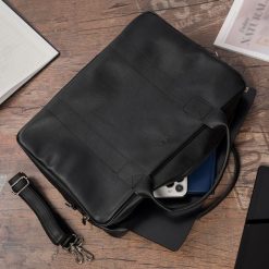 Torba męska skóra ekologiczna na dokumenty A4 laptopa czarna Beltimore M02. Czarne torby na laptopa damskie bez wzorów, ze skóry ekologicznej. Za 199.99 zł.