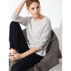 SWETER DŁUGI RĘKAW DAMSKI KLASYCZNY. Niebieskie swetry nierozpinane damskie TOP SECRET, na lato, bez wzorów, klasyczne, bez kołnierzyka, bez ramiączek. W wyprzedaży za 59.99 zł.