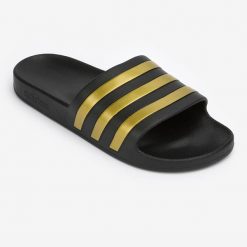 Klapki basenowe ADIDAS Adilette Aqua. Czarne klapki damskie Adidas, bez wzorów, z materiału, eleganckie, bez obcasa, bez zapięcia. Za 109.99 zł.