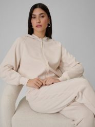 4F Bluza dresowa regular z modalem damska - beżowa L. Brązowe bluzy damskie 4F, l, bez wzorów, z dresówki, bez ramiączek, z kapturem. W wyprzedaży za 139.99 zł.