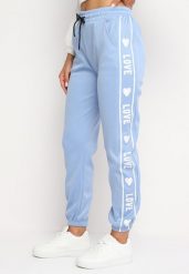 Jasnoniebieskie Spodnie Dresowe Joggery z Bawełną Ozdobione Napisami Lerielle. Niebieskie spodnie dresowe damskie Born2be, bez wzorów, z bawełny, eleganckie. Za 34.99 zł.