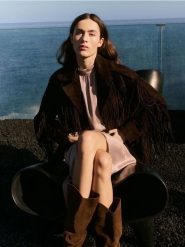 Zamszowy płaszcz z frędzlami - ciemnobrązowy. Brązowe płaszcze damskie Reserved, l, bez wzorów, ze skóry, bez kołnierzyka, bez kaptura. Za 999.99 zł.