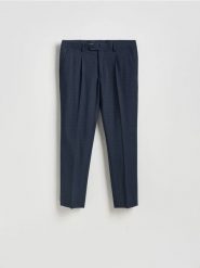 Spodnie garniturowe slim fit - granatowy. Niebieskie garnitury męskie Reserved, bez wzorów, z elastanu. Za 169.99 zł.