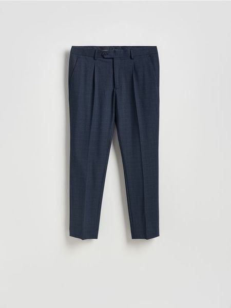 Spodnie garniturowe slim fit - granatowy. Niebieskie garnitury męskie Reserved, l, bez wzorów, z elastanu. W wyprzedaży za 119.99 zł.