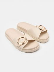 Klapki z szerokim paskiem i ozdobną klamrą z imitacji skóry - kremowy. Białe klapki damskie Sinsay, bez wzorów, ze skóry, bez obcasa, bez zapięcia. Za 49.99 zł.