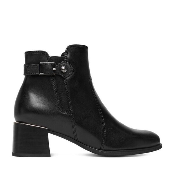 Botki Lasocki. Czarne botki damskie Lasocki, bez wzorów, bez obcasa, na słupku, bez zapięcia. Za 289.99 zł.