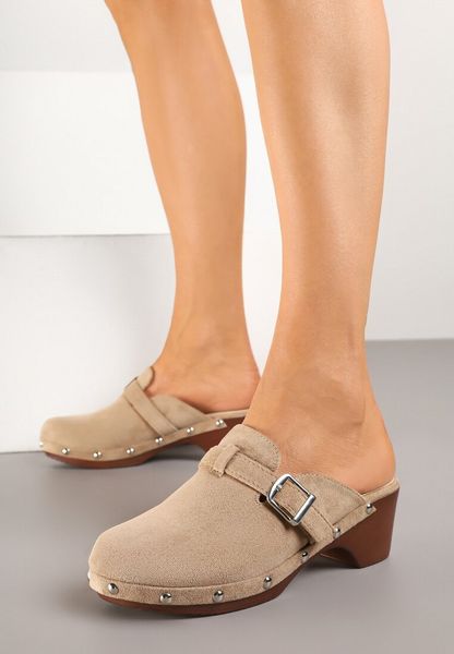 Ciemnobeżowe Klapki na Obcasie w Stylu Chodaków z Klamrą Ellatis. Brązowe klapki damskie Born2be, z aplikacjami, z jeansu, klasyczne, bez obcasa, na obcasie, bez zapięcia. Za 99.99 zł.