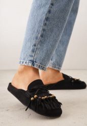 Czarne Klapki VICES Typu Mule z Koralikami Frędzlami i Kokardą Dioleora. Czarne klapki damskie Born2be, z aplikacjami, eleganckie, bez obcasa, na płaskiej podeszwie, bez zapięcia. Za 119.99 zł.