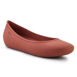 Buty Crocs Brooklyn Flat 209384-2DT czerwone. Czerwone balerinki damskie bez wzorów, eleganckie, bez obcasa, bez zapięcia. Za 302.18 zł.
