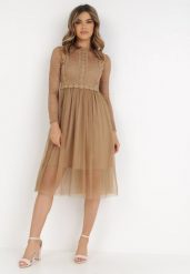 Ciemnobeżowa Sukienka Jynerris. Brązowe sukienki damskie Born2be, m, z aplikacjami, z koronki, eleganckie, bez kołnierzyka, bez ramiączek, midi, rozkloszowane. Za 129.99 zł.