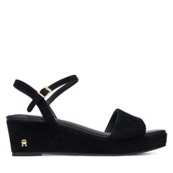 Sandały Tommy Hilfiger. Czarne sandały damskie Tommy Hilfiger, bez wzorów, bez obcasa, na koturnie, bez zapięcia. Za 569.99 zł.