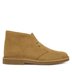 Trzewiki Clarks. Brązowe botki damskie Clarks, bez wzorów, bez obcasa, na płaskiej podeszwie, bez zapięcia. Za 389.99 zł.