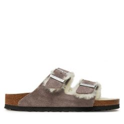 Klapki Birkenstock. Fioletowe klapki damskie Birkenstock, bez wzorów, bez obcasa, bez zapięcia. Za 679.99 zł.