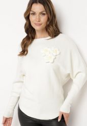 Biały Sweter z Wiskozą o Nietoperzowym Kroju z Aplikacją z Kwiatami Evandora. Białe swetry nierozpinane damskie Born2be, z aplikacjami, z jeansu, eleganckie, bez kołnierzyka, bez ramiączek. Za 84.99 zł.