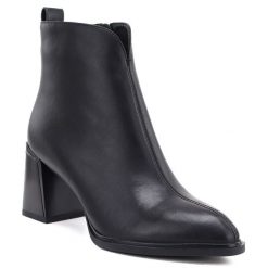 Skórzane botki damskie na obcasie czarne Vinceza 67057. Czarne botki damskie VINCEZA, bez wzorów, ze skóry, bez obcasa, na obcasie, bez zapięcia. Za 229.99 zł.