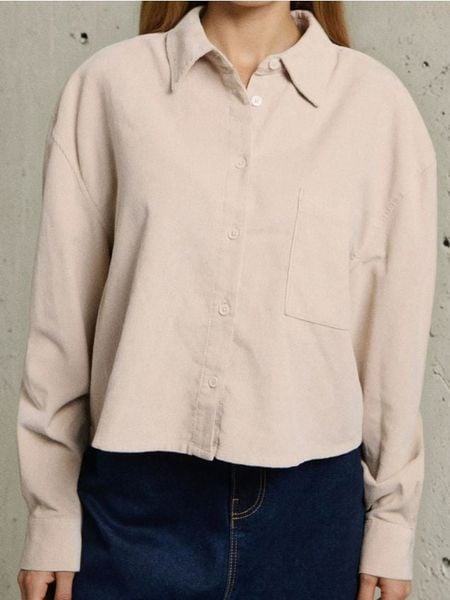 Sztruksowa koszula z kołnierzykiem - kremowy. Białe koszule damskie Sinsay, l, bez wzorów, ze sztruksu, bez kołnierzyka, bez ramiączek. Za 49.99 zł.