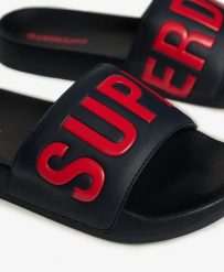 Superdry Pool Sliders – klapki męskie z wyściełanym paskiem i profilowaną. Niebieskie klapki męskie Superdry, bez wzorów, z poliesteru, bez zapięcia. Za 129.00 zł.
