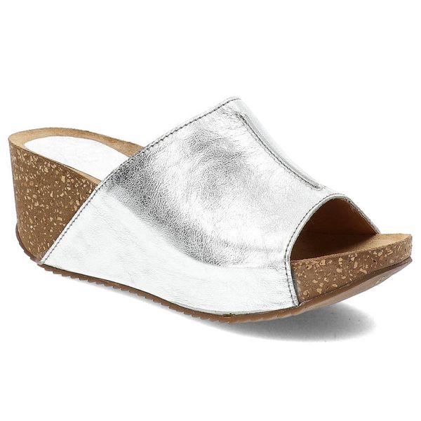 Srebrne Klapki Simen Wygodne Skórzane Buty Na Koturnie. Szare klapki damskie Simen, na lato, z aplikacjami, bez obcasa, na koturnie, bez zapięcia. Za 249.00 zł.