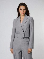 Żakiet z ozdobnymi cyrkoniami - szary. Szare marynarki i żakiety damskie Sinsay, bez wzorów, bez kołnierzyka, bez ramiączek. Za 69.99 zł.