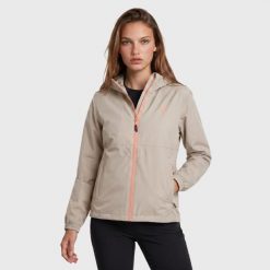 Kurtka trekkingowa damska Softshell AULP DUFFY rozpinana z kapturem turystyczna. Brązowe kurtki sportowe damskie Aulp, bez wzorów, ze skóry, bez ramiączek, z kapturem, trekkingowe. Za 229.99 zł.
