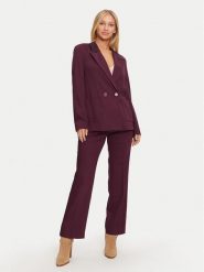 Guess Marynarka Viviane W4BN58 WGIH2 Bordowy Regular Fit. Czerwone marynarki i żakiety damskie Guess, z aplikacjami, z syntetyku, bez kołnierzyka, bez ramiączek. Za 449.99 zł.