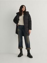 Pikowany płaszcz - czarny. Czarne płaszcze damskie Reserved, l, bez wzorów, z tkaniny, bez kołnierzyka, bez kaptura. W wyprzedaży za 79.99 zł.