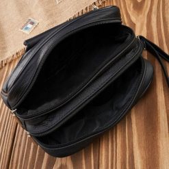 Abruzzo Saszetka męska skórzana do ręki czarna klasyczna ABR-07. Czarne saszetki i nerki męskie Abruzzo, bez wzorów. Za 155.19 zł.