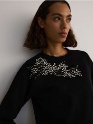 Bawełniana bluza z aplikacją - czarny. Czarne bluzy damskie Reserved, l, z aplikacjami, z bawełny, bez ramiączek, bez kaptura. W wyprzedaży za 89.99 zł.