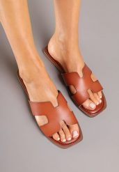 Brązowe Casualowe Klapki z Geometryczną Cholewką Sallasena. Brązowe klapki damskie Renee, z aplikacjami, z jeansu, boho, bez obcasa, na płaskiej podeszwie, bez zapięcia. Za 79.99 zł.
