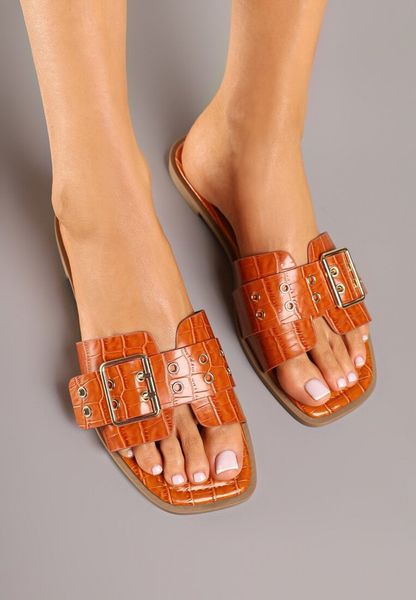 Pomarańczowe Klapki Ozdobione Paskiem z Klamrą i Nitami Novira. Brązowe klapki damskie Born2be, na lato, bez wzorów, klasyczne, bez obcasa, na płaskiej podeszwie, bez zapięcia. Za 69.99 zł.