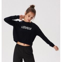 Krótki sweter z hasłem - Czarny. Czarne swetry nierozpinane damskie Sinsay, l, bez wzorów, bez kołnierzyka, bez ramiączek. Za 49.99 zł.