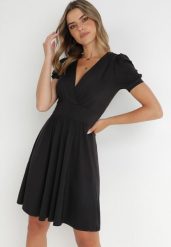 Czarna Sukienka Coryle. Czarne sukienki damskie Born2be, na wesele, m, bez wzorów, z dzianiny, bez kołnierzyka, bez ramiączek, mini, kopertowe. Za 129.99 zł.