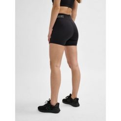 Szorty damskie Hummel. Białe szorty damskie Hummel, bez wzorów, z dżerseju. Za 162.00 zł.