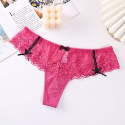 Stringi koronkowe z kokardkami eleganckie Destini. Białe majtki damskie Intica, z koronki. W wyprzedaży za 59.00 zł.