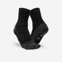 Skarpetki do biegania Kiprun Run 900 pięciopalczaste. Czarne skarpetki damskie KIPRUN, bez wzorów, z materiału. Za 49.99 zł.