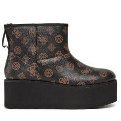 Botki Guess. Brązowe botki damskie Guess, z aplikacjami, bez obcasa, na płaskiej podeszwie, bez zapięcia. Za 609.99 zł.