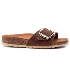 Klapki Birkenstock. Brązowe klapki damskie Birkenstock, bez wzorów, bez obcasa, bez zapięcia. Za 599.99 zł.