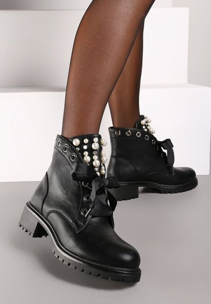 Czarne Botki z Językiem Ozdobionym Perełkami i Cyrkoniami Jovirra. Czarne botki damskie Born2be, z aplikacjami, z jeansu, eleganckie, bez obcasa, na płaskiej podeszwie, bez zapięcia. Za 139.99 zł.