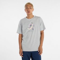 Koszulka męska New Balance MT53941AG – szara. Szare koszulki sportowe męskie New Balance, m, z aplikacjami, z dresówki, bez ramiączek. Za 139.99 zł.
