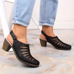 Skórzane komfortowe sandały damskie na obcasie Rieker 40959-00. Sandały damskie Rieker, bez wzorów, ze skóry, bez obcasa, na obcasie, bez zapięcia. Za 319.00 zł.