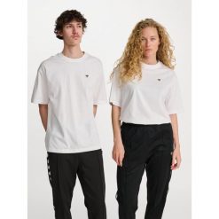 Koszulka Hummel Loose Bee. Białe bluzki damskie Hummel, bez wzorów, sportowe, bez kołnierzyka, bez ramiączek. Za 105.75 zł.