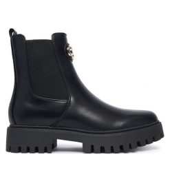 Sztyblety Guess. Czarne botki damskie Guess, z aplikacjami, bez obcasa, na płaskiej podeszwie, bez zapięcia. Za 674.99 zł.