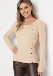 Jasnobeżowy Sweter Ozdobiony Metalowymi Napami Corettina. Brązowe swetry nierozpinane damskie Born2be, m, z aplikacjami, z jeansu, wizytowe, bez kołnierzyka, bez ramiączek. Za 89.99 zł.