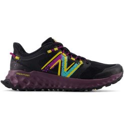 Buty damskie New Balance Fresh Foam Garoé WTGAROF1 – czarne. Czarne obuwie sportowe damskie New Balance, bez wzorów, z materiału, bez zapięcia, do biegania. Za 299.99 zł.