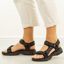 Czarne lekkie sandały damskie Filippo Ds7032/26. Czarne sandały damskie Filippo, bez wzorów, z materiału, bez obcasa, na płaskiej podeszwie, bez zapięcia. Za 149.00 zł.