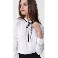 Biała Koszula Carlotta. Białe koszule damskie Born2be, bez wzorów, biznesowe, bez kołnierzyka, bez ramiączek. Za 59.99 zł.
