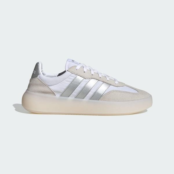Buty Barreda Decode. Białe obuwie trekkingowe damskie Adidas, z gumy, bez zapięcia. Za 258.30 zł.